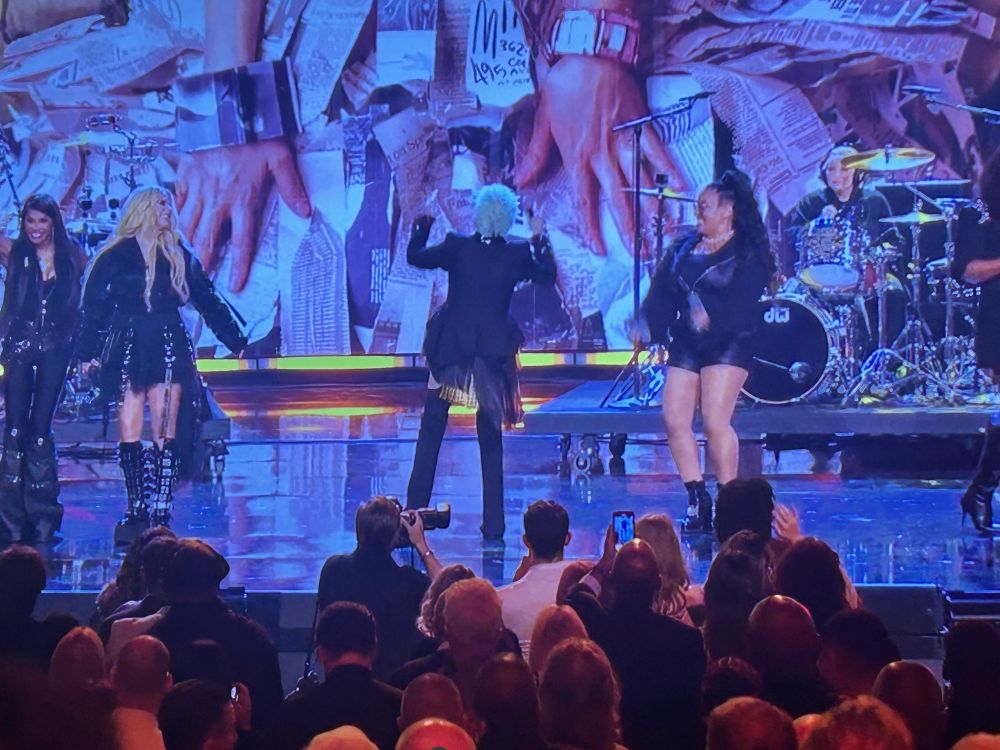Avril and Salt N Pepa sings with Cyndi Lauper for her Rock and Roll Hall of Fame induction ceremony 