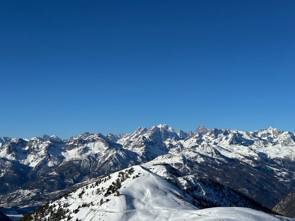 Chaîne des écrins se démarquant sur un ciel bleu sans nuage