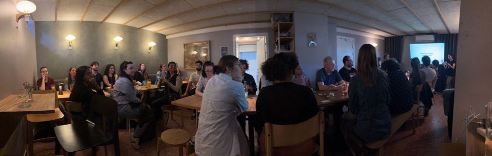 Panoramic photo of people at Åben, Aarhus, 🇩🇰, for the second night of Pint of Science 2025