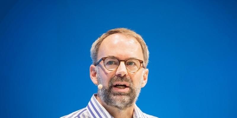 René Wildangel auf der Bühne des Deutschlandfunk während der Frankfurter Buchmesse 2022 vor blauem Hintergrund. Bild: Martin Kraft (photo.martinkraft.com) | Bearbeitung: Radio Corax.