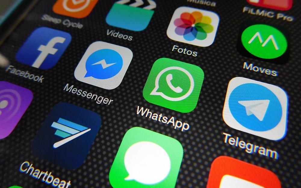 "Apps de mensajería para iOS: Whatsapp, Facebook Messenger, Telegram, Messages" by microsiervos 