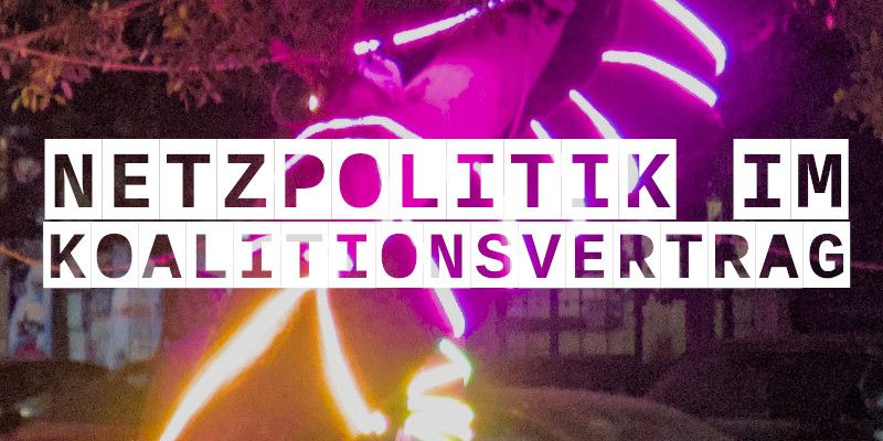 Neonleuchten in einem Baum in Cairo, davor der Schriftzug "Netzpolitik imKoalitionsvertrag". Foto: Aljoscha Hartmann