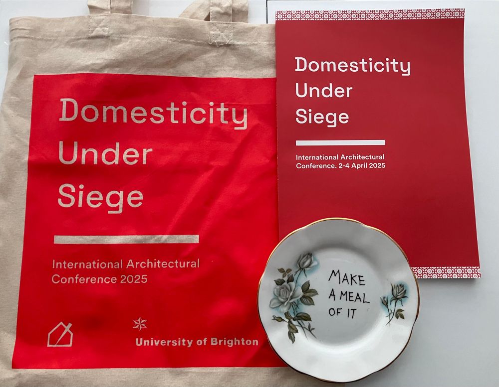 Tote bag, plate and conference guide
