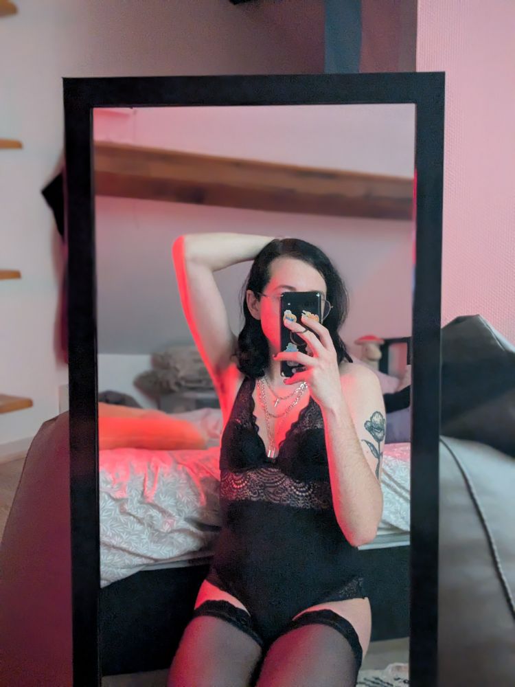 Selfie dans mon mirroir en lingerie body noir avec des bas 