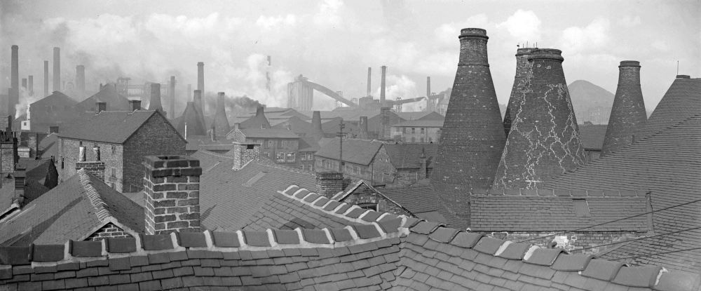 Black and white photo of Eturia c.1946. Beyond the rooftops and bottle kilns of the Wedgwood factory at Eturia we can see Shelton steelworks and Wolstanton colliery.