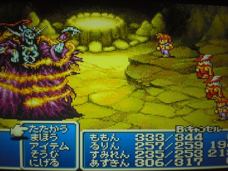 今年は少し前倒しで、年末レトロゲーム月間。
ゲームボーイアドバンス版のFF１を、前回選ばなかったジョブのモンクと赤魔術師で遊んでいます。
エクスカリバー入手が全然嬉しくないという、稀有な体験をしつつ、やり込みダンジョンで、それなりにお宝を入手出来るまで遊ぶ予定です。

①②③：ラスボス戦で、赤魔導士の専門特化で無い部分（全体回復魔法が使えないなど）が、弱点と感じられたのですが、それまでの道中は黒魔導士の直接攻撃のような腐る行動が無いのが良い感じでした。