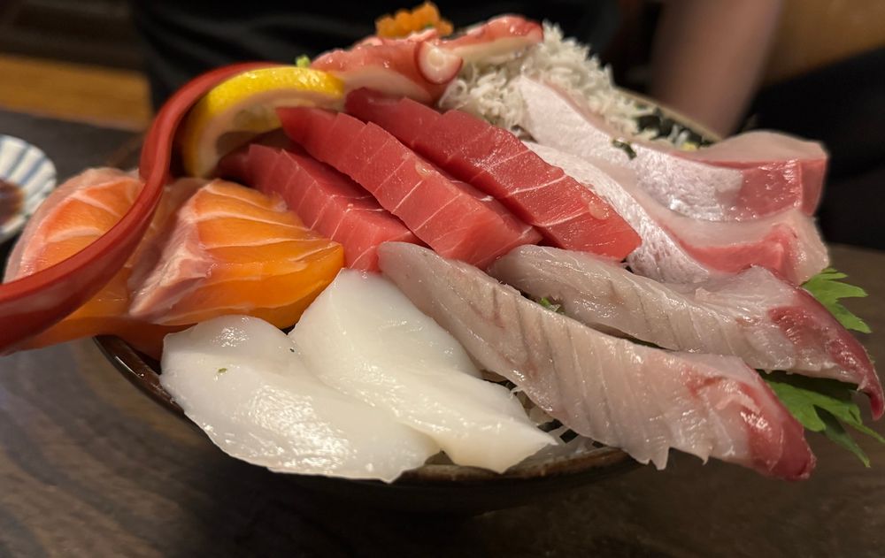 のってる量も厚みもおかしい海鮮丼