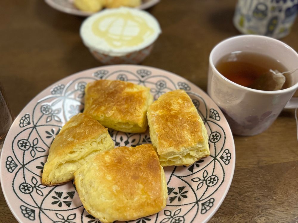 スコーンと蜂蜜ホイップクリームと紅茶