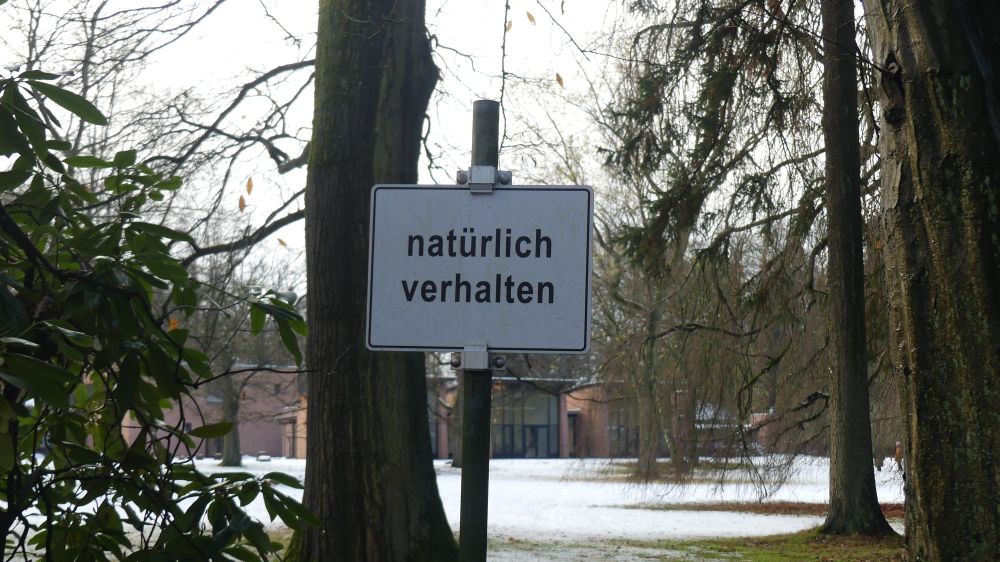 Eins von mindestens 2 Schildern im Skulpturenpark. Text: natürlich verhalten
