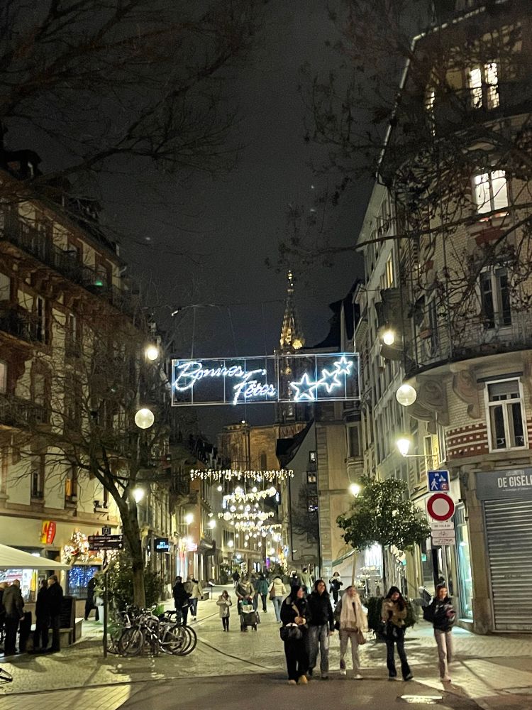 Straßburger Weihnachtsmarkt, gestern Abend, ganz am Rand der Altstadt: Blick von Nordosten auf eine der Hauptzufahrtsgassen. Im Hintergrund die Spitze des Münsters.