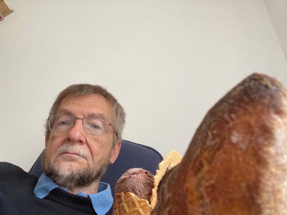 Welttag des Schokoladeneises. Ich habe das nötige unternommen dieser User, eine Kugelschokoladeneis in der Waffel und ein Baguette.