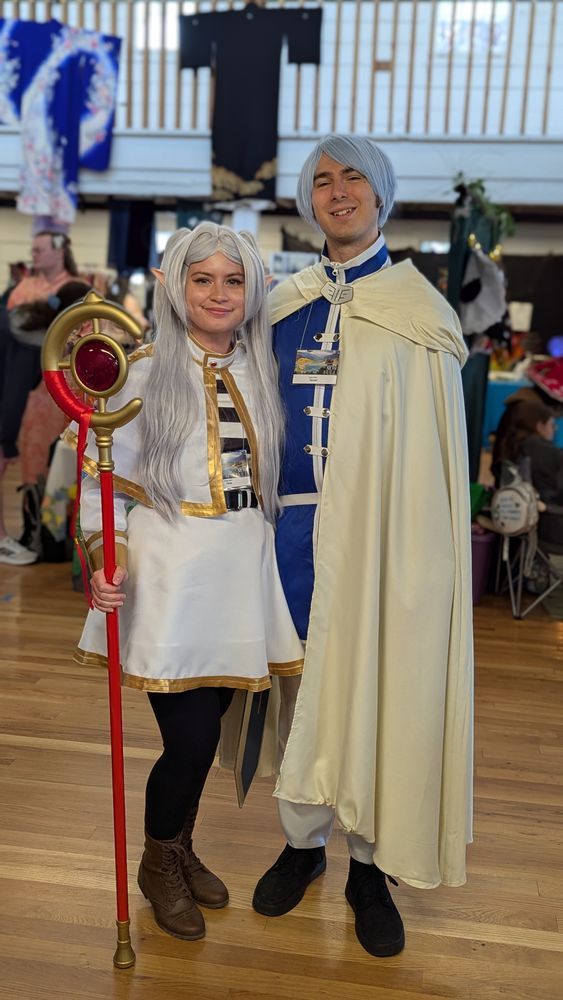 Frieren and Himmel cosplayers.