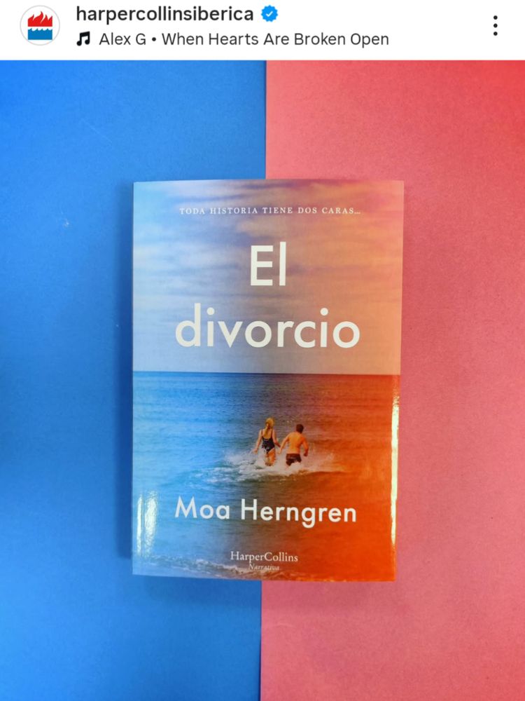 Captura de pantalla de una publicación en Instagram de la cuenta harpercollinsiberica, que muestra la portada de la novela El divorcio, de la autora sueca Moa Herngren, en la que aparece una pareja en traje de baño caminando en el agua a la orilla del mar.