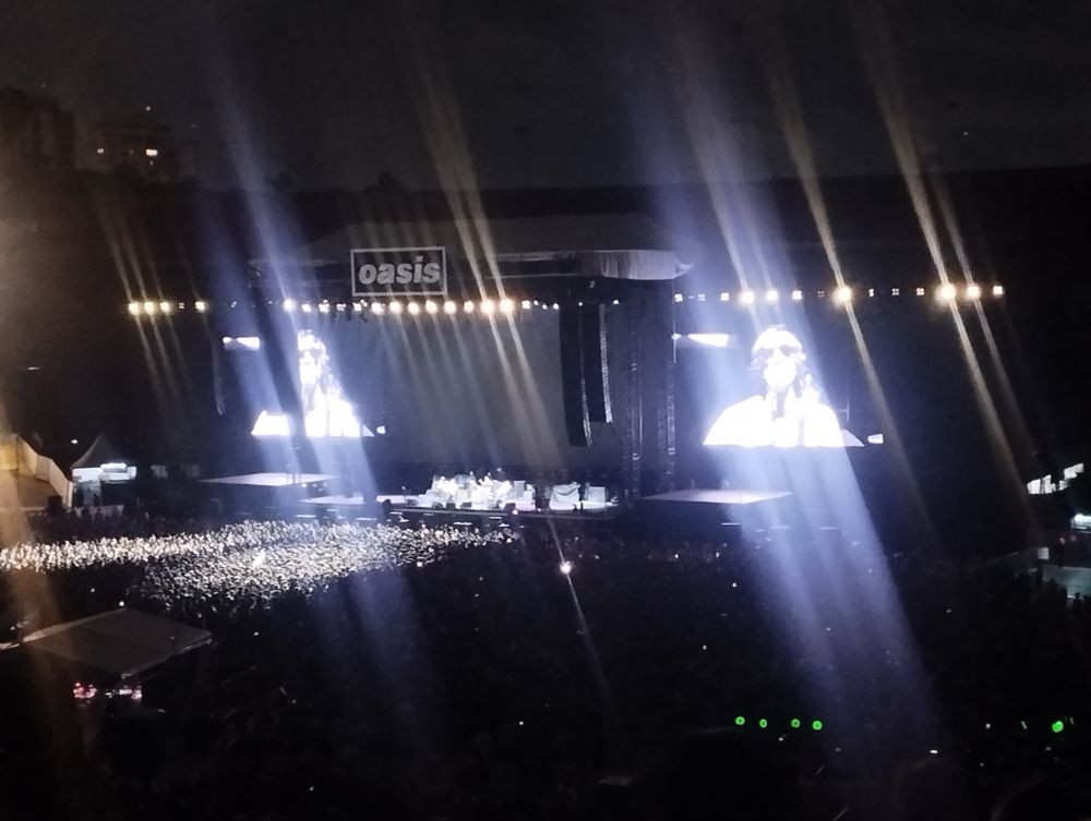 foto (ruim, a um campo de distância) do richard ashcroft no show no morumbi cantando sonnet