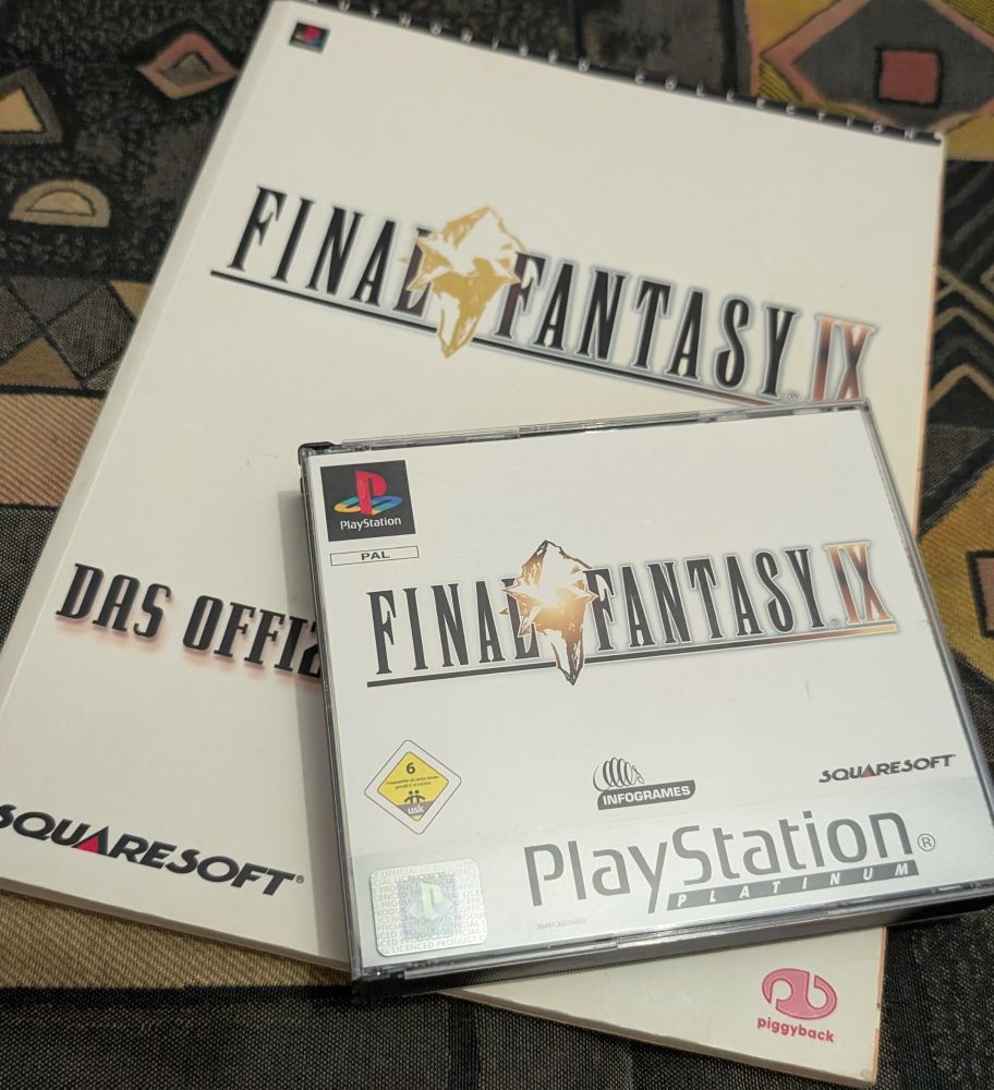 Final Fantasy IX in it's Platinum Edition (PAL) for the Playstation in it's original packaging.
In addition: The German Guide as an illustrated softcover book. 