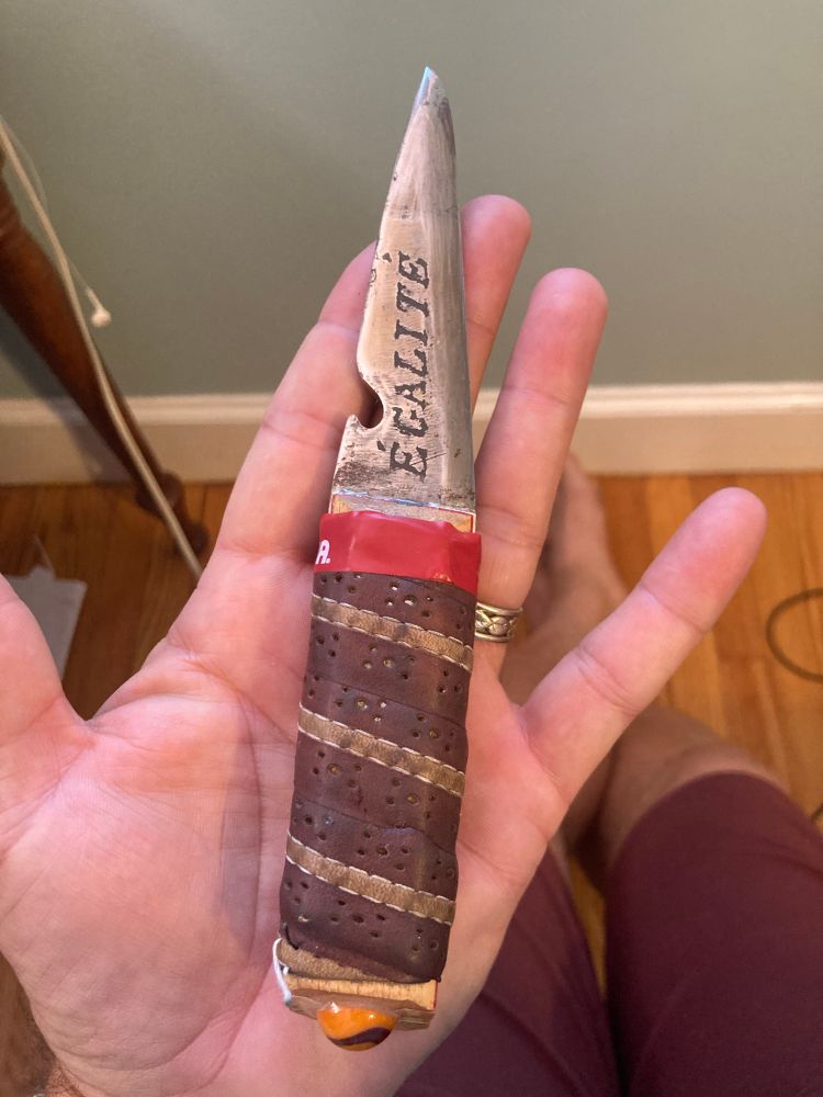 Knife, reading Egalite
