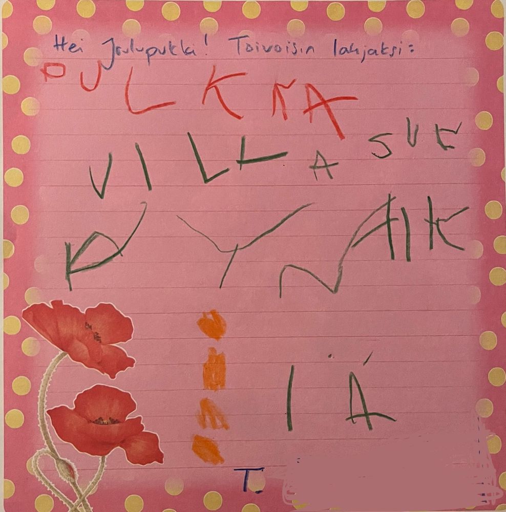 Vaaleanpunaisella kirjepaperilla neljäveen joululahjatoiveet: kirjoitettuna neljäveen käsialalla pulkka, villasukkia ja kyniä sekä piirrettynä neljä oranssia palloa.