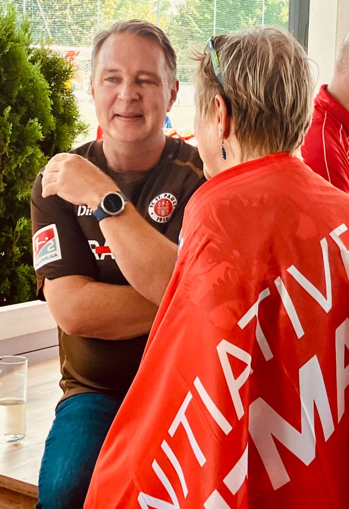 Mit Andreas Babler, wie ich bekennender Pauli-Fan, hier im Wahlkampf bei Fußball gegen Rassismus bei der Meidlinger Viktoria.