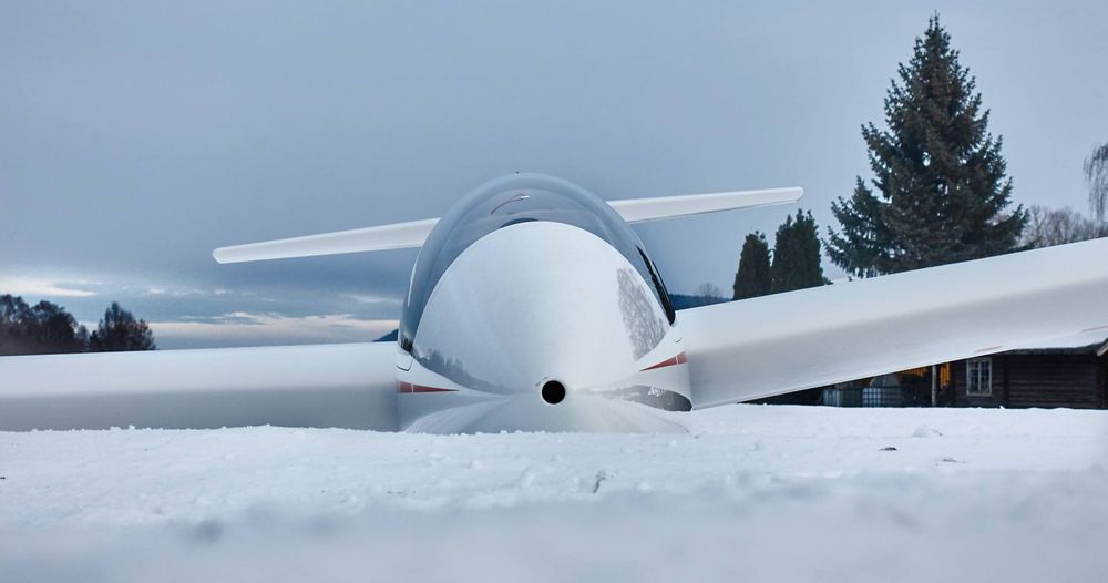 Glider half-buried under the snow 
Planeur à moitié enfoui sous la neige