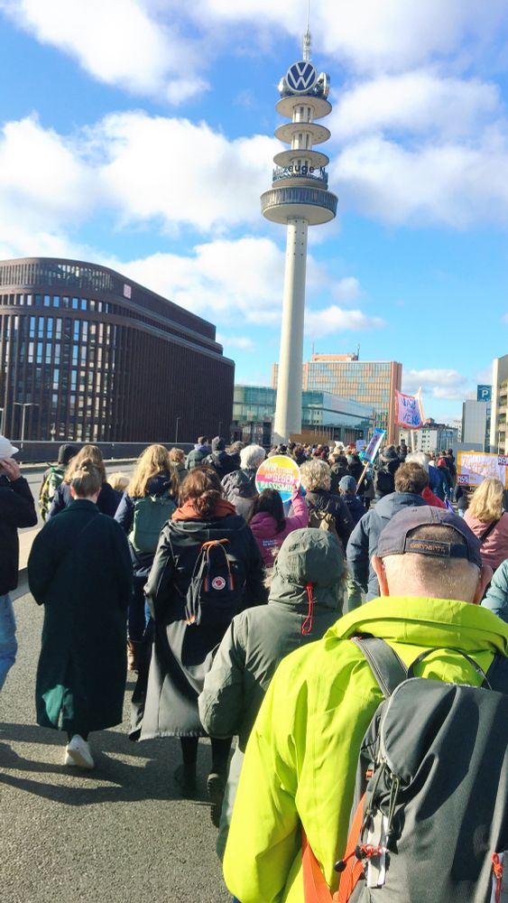 Menschenmenge auf der Hochstraße Hannover mit Blick auf den Telemoritz. Schild mit „Wir stehen auf gegen Rassismus“