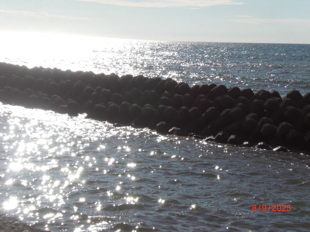 デジカメで撮影した海の写真。反射してきれい