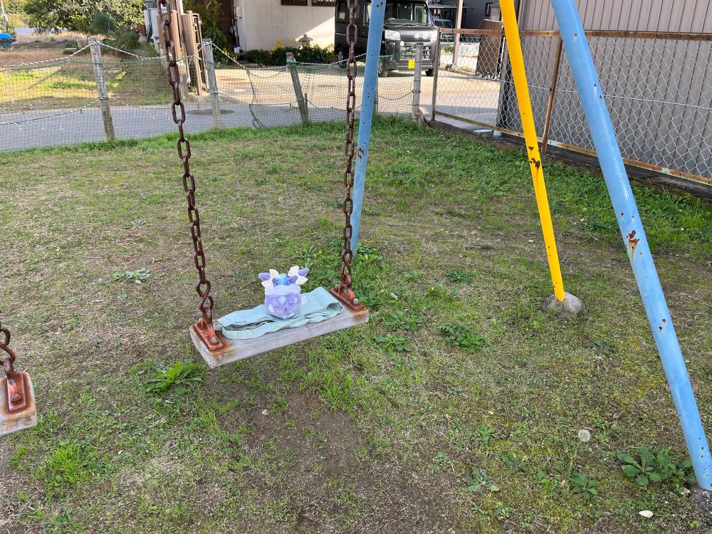 公園でブランコに乗っているメレシー（ポケモン）