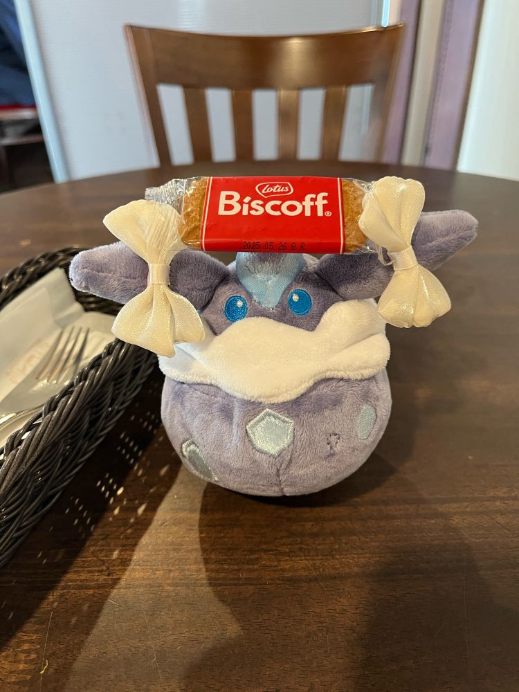 ロータスのクッキーを運んでいるメレシー（ポケモン）