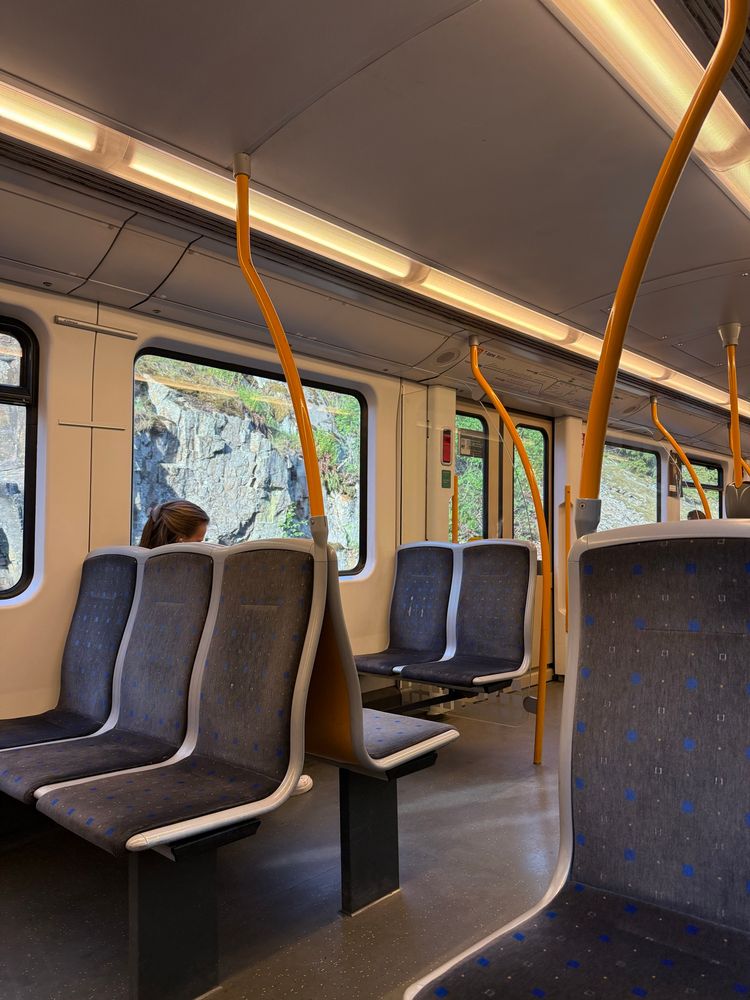 T-banevogn innvendig der all reklamen er fjernet