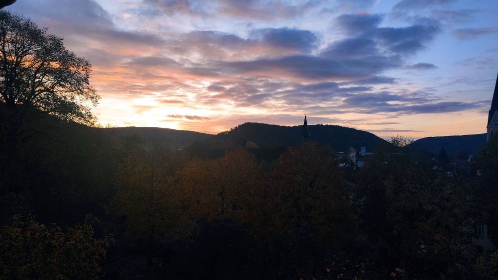 Sonnenaufgang hinter dem Berg