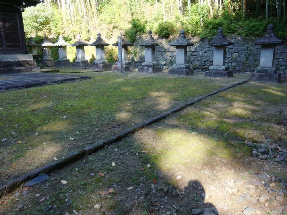 殉死者の墓がズラッとならぶ