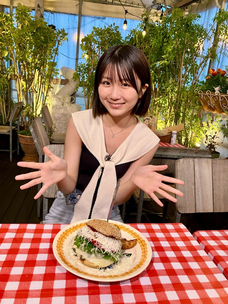 ハンバーガーを紹介する西川実花さん