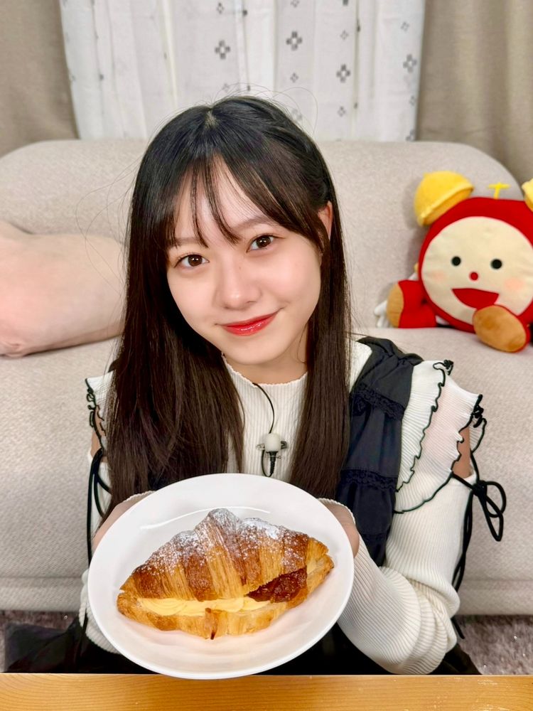 お皿のスイーツを紹介する仲村悠菜さん