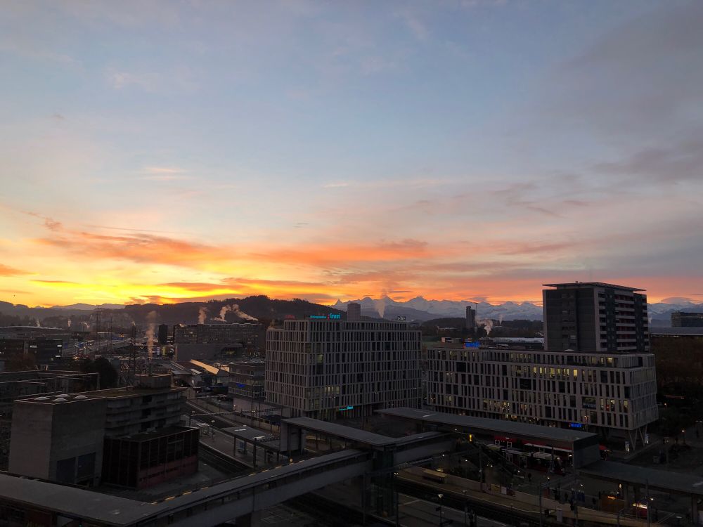 Bild vom Bahnhof Bern Wankdorf in Richtung Sonnenaufgang.