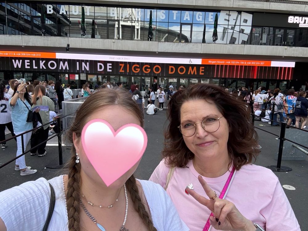 Twee enthousiaste vrouwen klaar voor het concert van SeokJin in de Ziggodome 🎶 ARMY in de achtergrond 🫰🏼