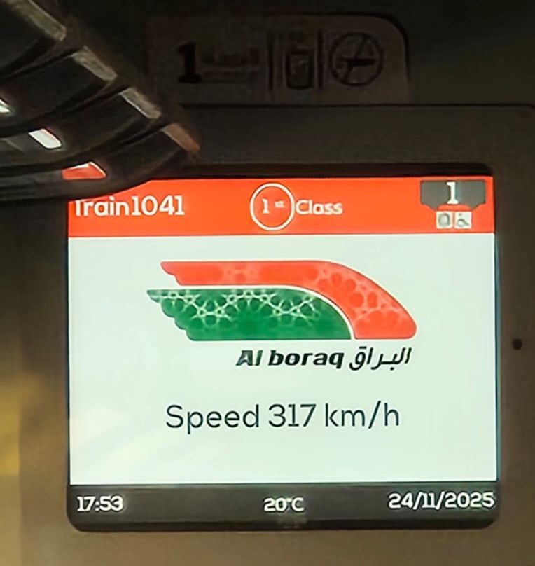 Geschwindigkeitsanzeige in einem Zug in Marokko, es werden 317 km/h angezeigt 