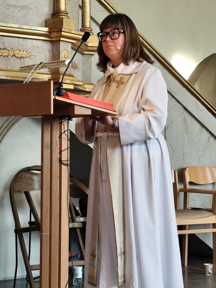 Kyrkoherden inleder Missa Brevis (kort mässa) i Kumla kyrka