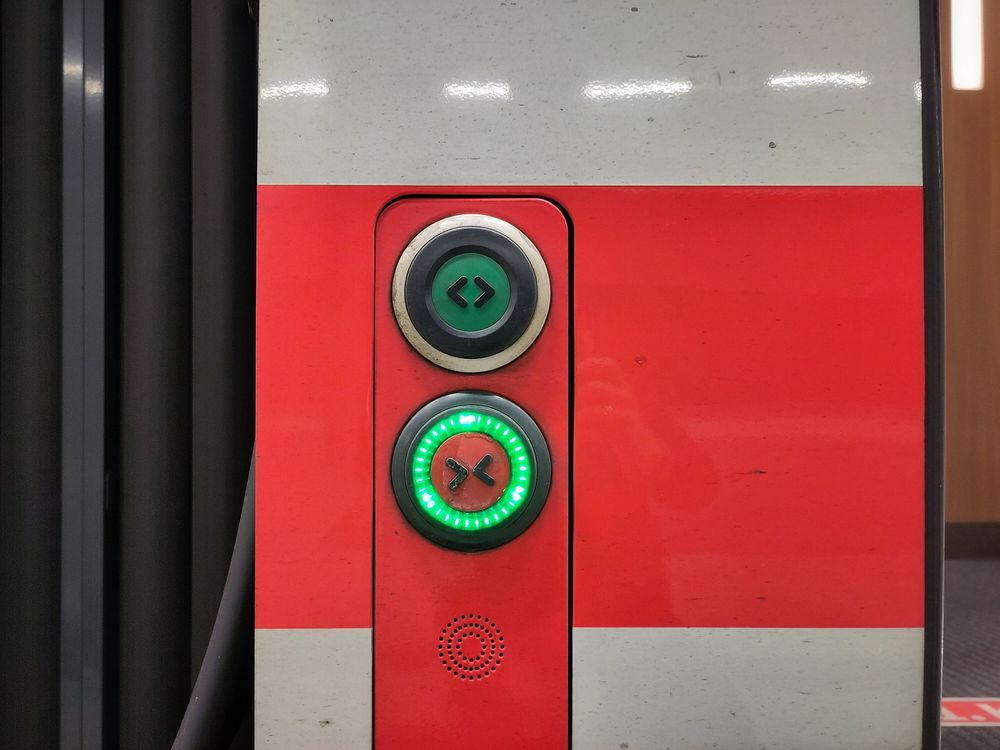 Detailaufnahme Türöffnungsknöpfe einer ICE-Tür