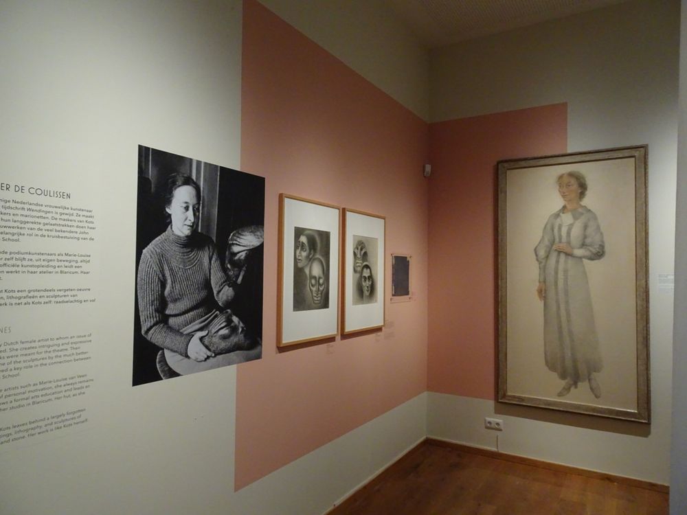 De wand met werken van Grietje Kots