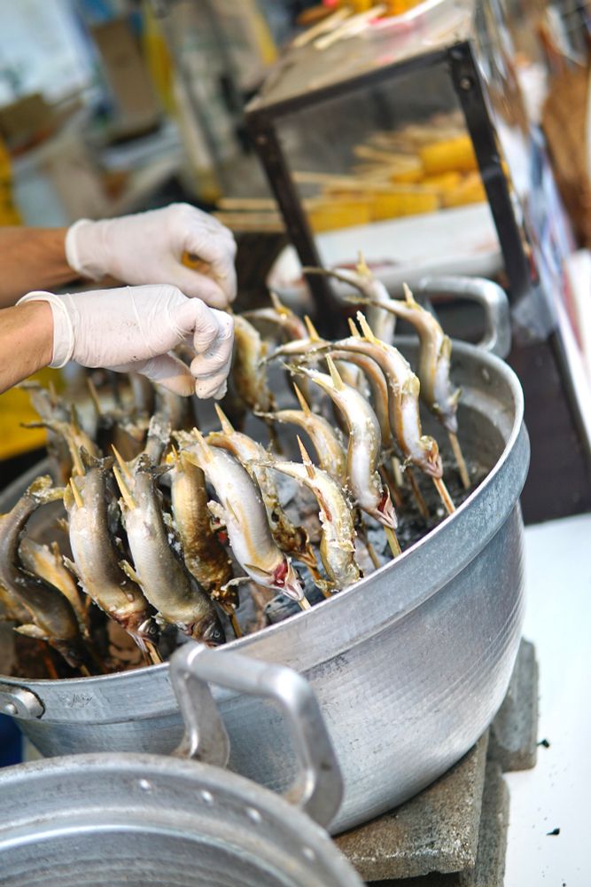 Photo of a booth where Ayu fish skewers are being grilled