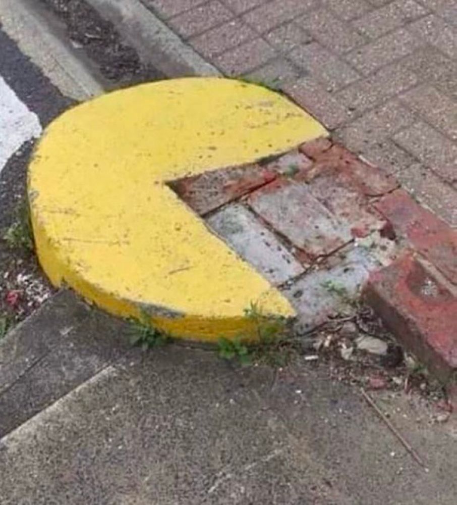 Betoneinfassung am Straßenrand in Form eines Pac-Man