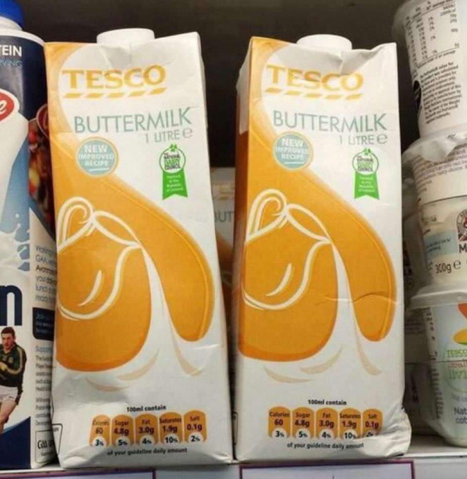 Zwei Tetra PaksTesco Buttermilk mit uneindeutig eindeutiger Symbolik