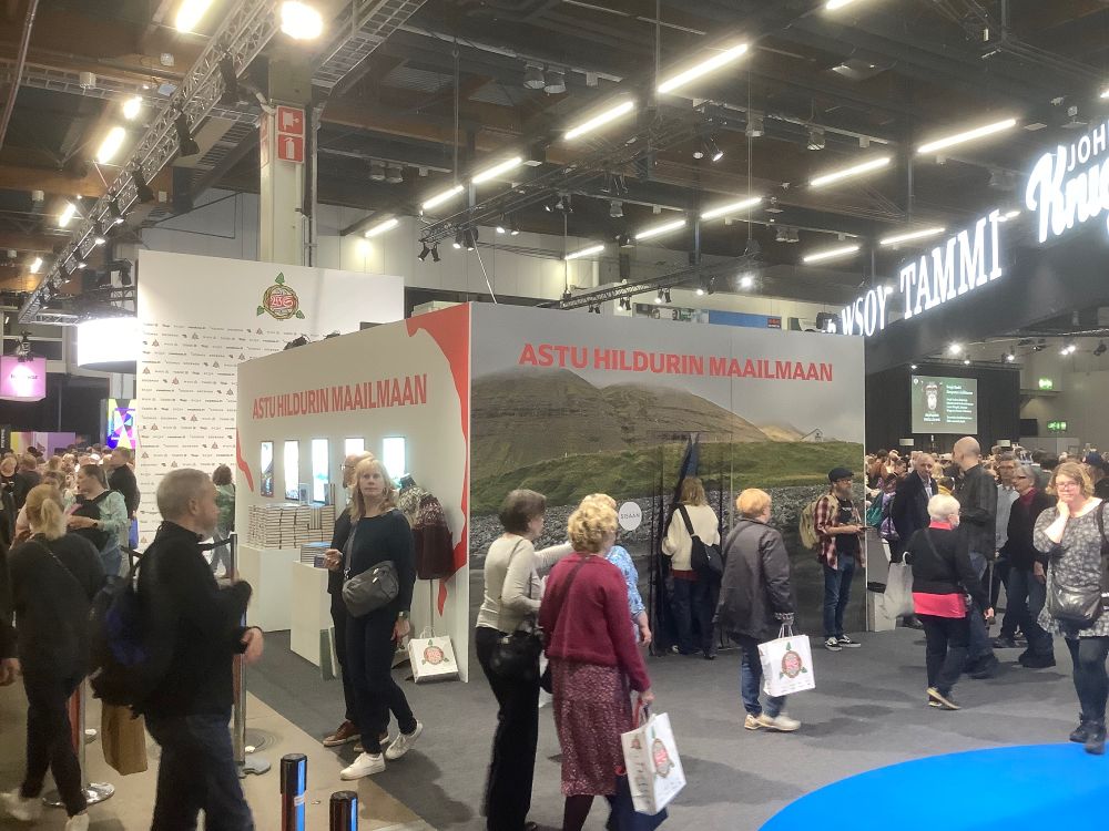 Stór kassi, utan á honum er ljósmynd frá Vestfjörðum, og það stendur Ástu Hildurin maailmaan, sem þýðir Stígðu inn í veröld Hildar.