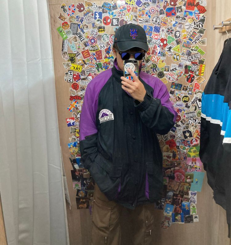 同じく試着している写真。ファスナーを閉じて着ている。