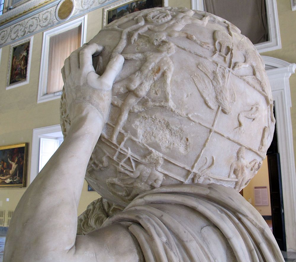 Fotografía del Atlas Farnesio en el Museo Arqueológico de Nápoles. Esfera celeste en el Atlas Farnesio, copia romana del siglo II d. C. en mármol de una escultura helenística. De wikimedia