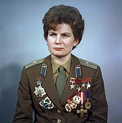 “Valentina Tereshkova”. Valentina Tereshkova, pilot-cosmonaut, first female cosmonaut, Hero of the USSR. Pictured as a Major of the Soviet Air Forces.
Foto de: Alexander Mokletsov / Александр Моклецов
Fuente: RIA Novosti archive, image #612748https://commons.wikimedia.org/wiki/File:RIAN_archive_612748_Valentina_Tereshkova.jpg