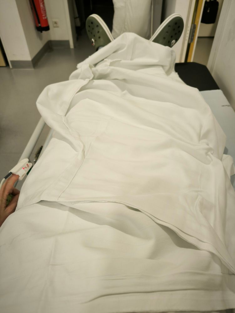 Ich, wie ich auf einer Trage in meiner Rettung liege.