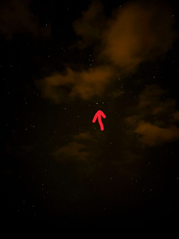 Der Sternenhimmel mit einem besonders hellen Exemplar.