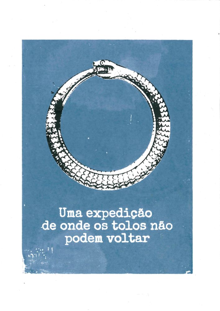 Um poster com um fundo retangular azul manchado e uma margem branca em todos os lados, centralizado está a figura de um ouroboros (uma cobra comendo o próprio rabo) em tinta preta e com vazados brancos. Abaixo em letras brancas com fonte de maquina de escrever o texto "Uma expedição de onde os tolos não podem voltar"