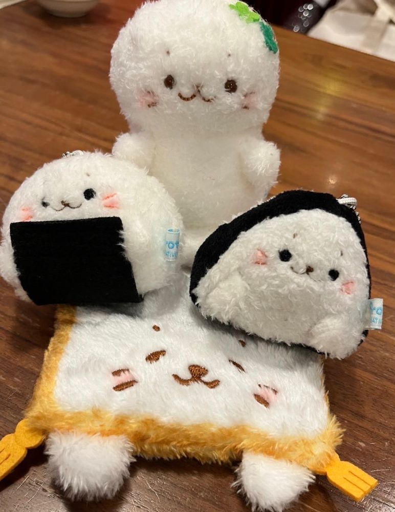 じゅうたん、おにぎりたん、もふもふおすわりクローバーたんの写真