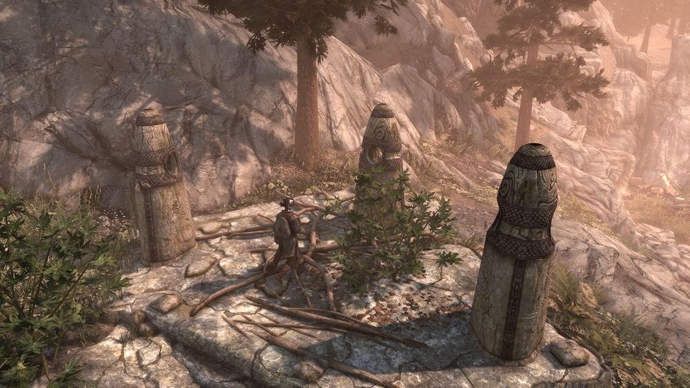 Argonian approaching the three guardian Stones
